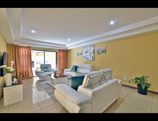 6 BEDROOM HOUSE FOR SALE IN SONNEVELD